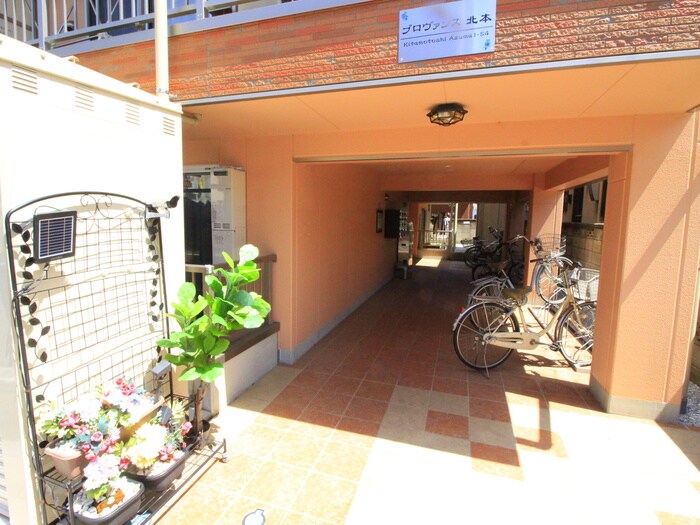 物件外観写真2　(エントランス部分)