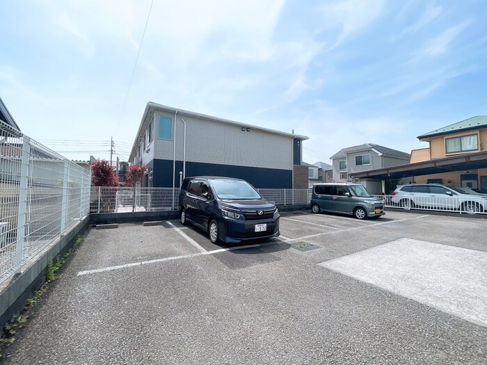 物件外観写真5　(駐車場)