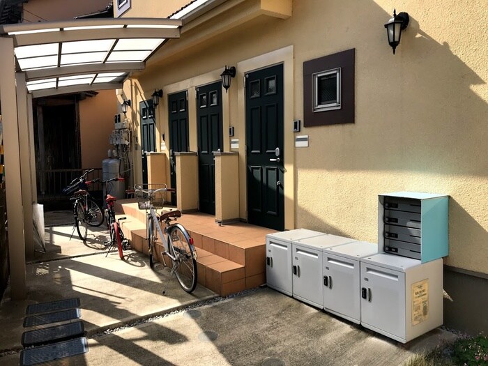 物件外観写真3　(エントランス部分)