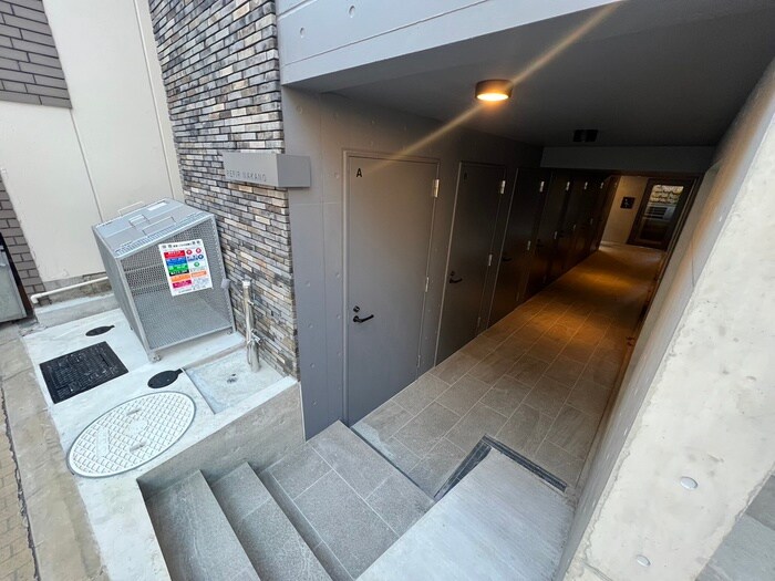 物件外観写真3　(エントランス部分)