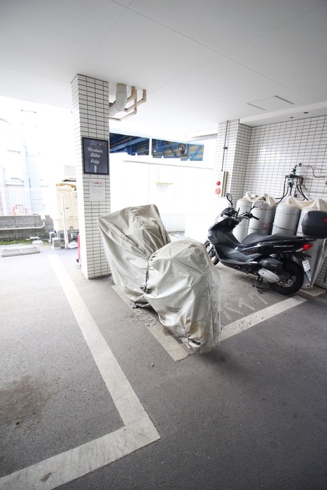 物件外観写真5　(バイク置き場)