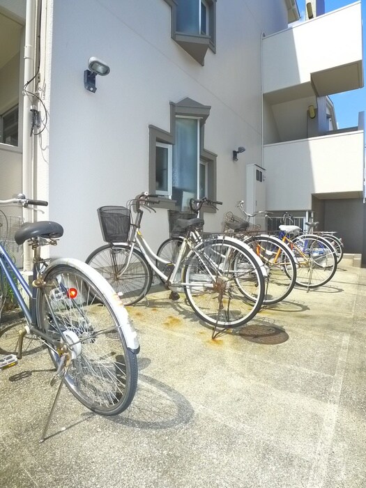 物件外観写真4　(駐輪場)