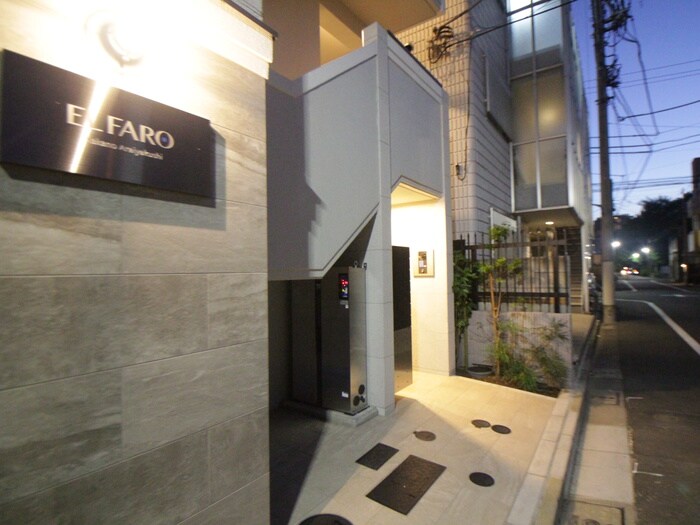 物件外観写真2　(エントランス部分)