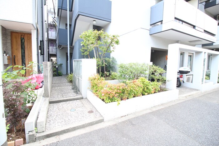 物件外観写真6　(エントランス部分)