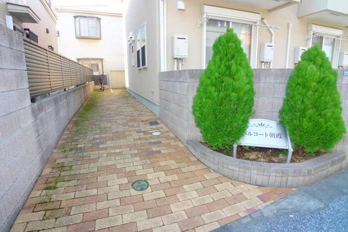 物件外観写真2　(エントランス部分)