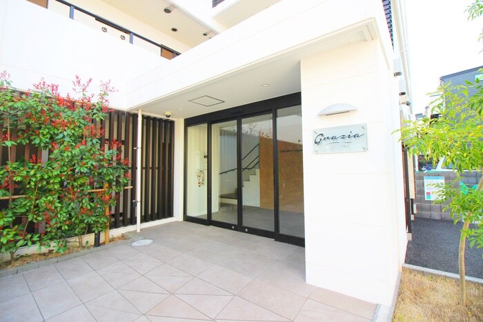 物件外観写真2　(エントランス部分)