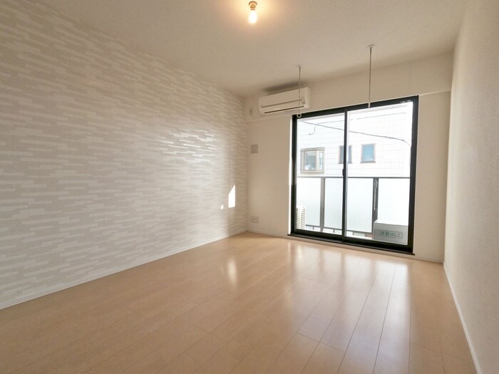 物件内観写真8　(室内からの展望)