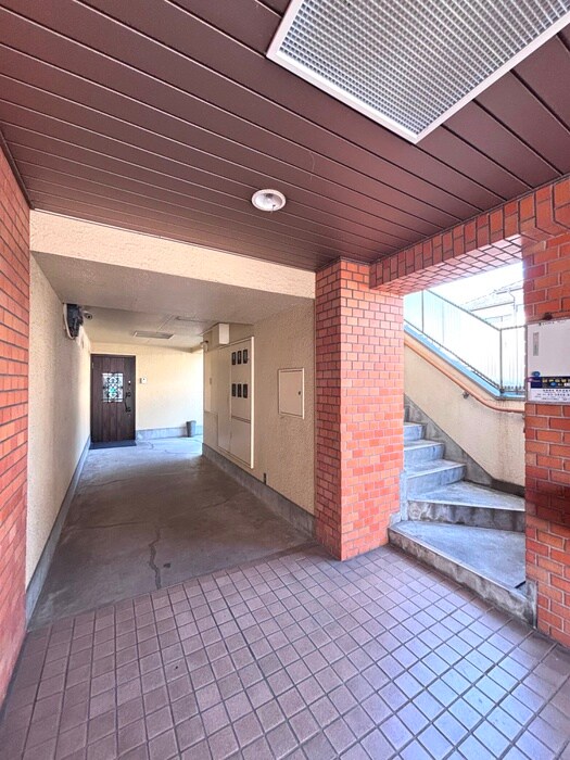 物件外観写真2　(エントランス部分)