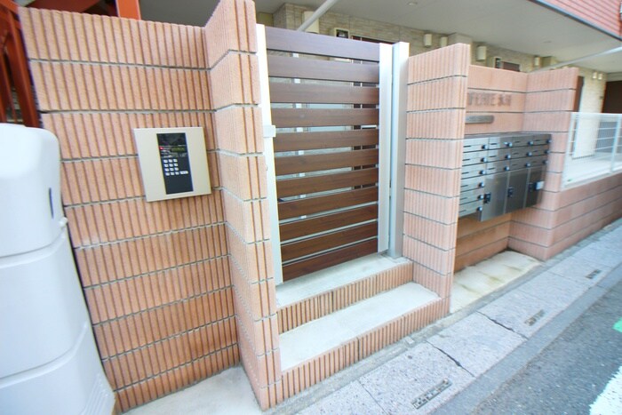 物件外観写真4　(エントランス部分)