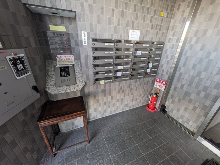 物件外観写真5　(エントランス部分)