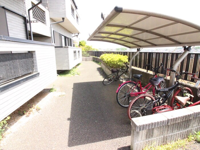 物件外観写真5　(駐輪場)