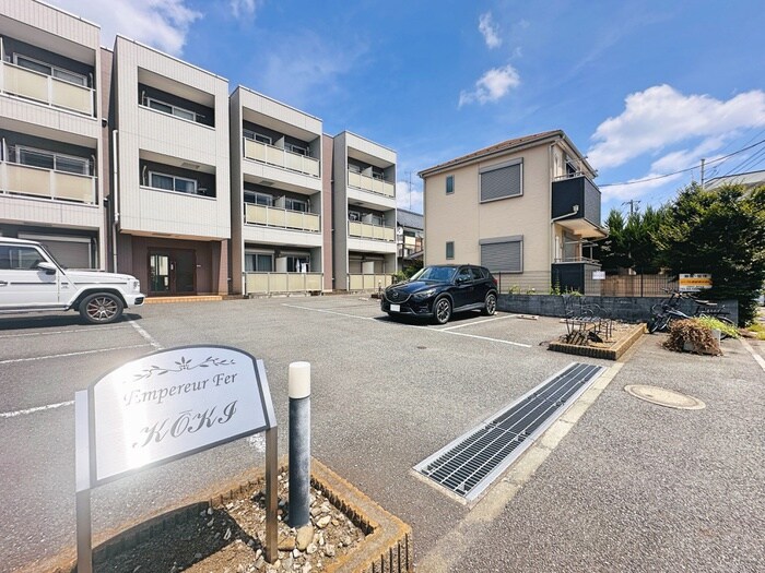 物件外観写真3　(駐車場)