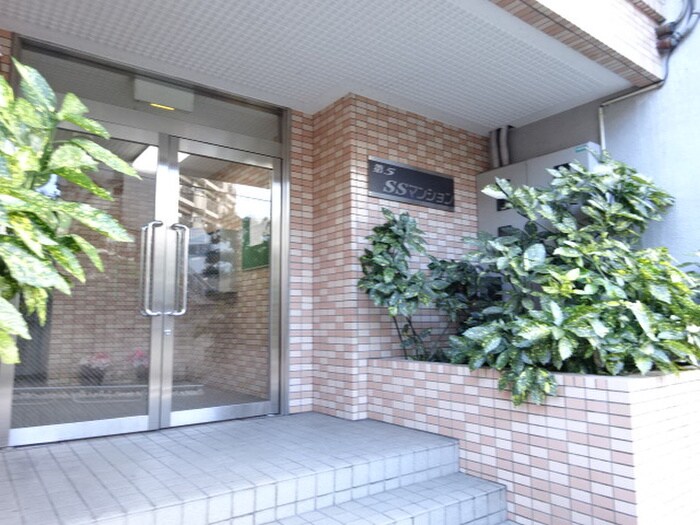 物件外観写真2　(エントランス部分)