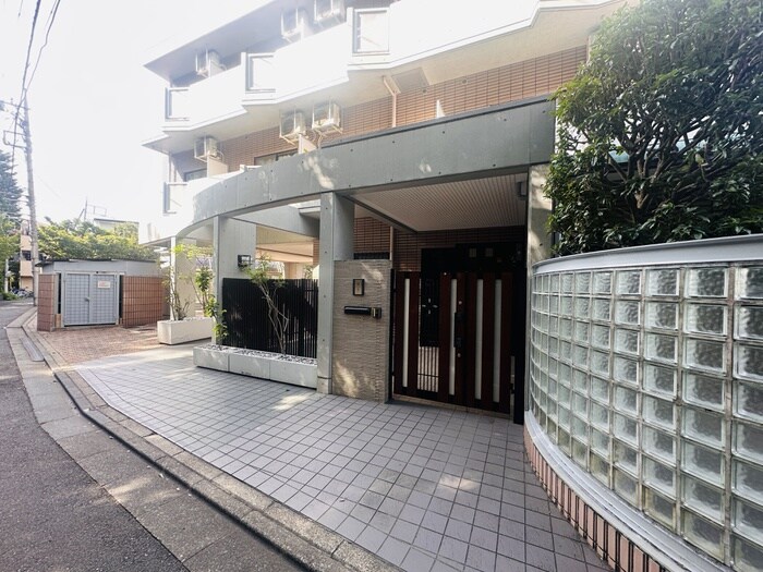 クルーブ成城のエントランス部分