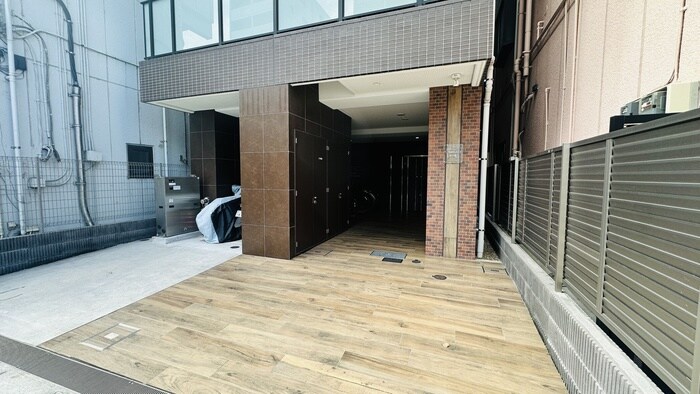 物件外観写真2　(エントランス部分)