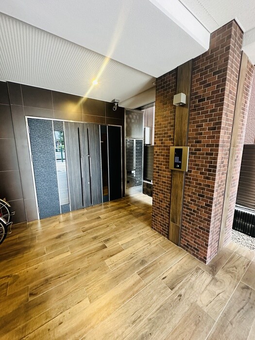 物件外観写真3　(エントランス部分)