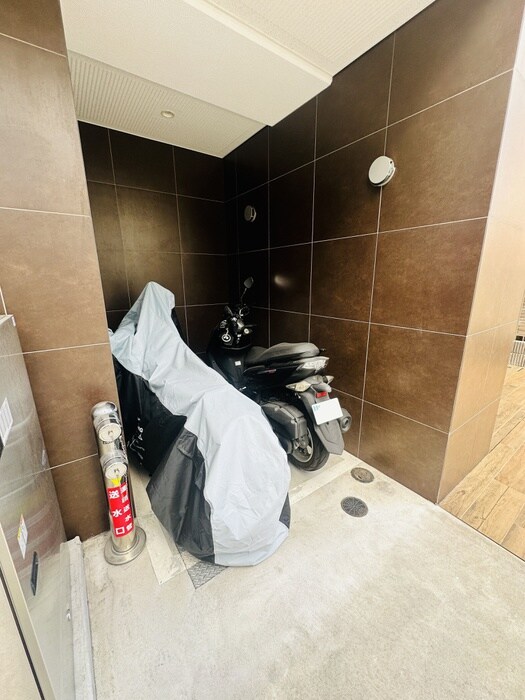 物件外観写真5　(バイク置き場)