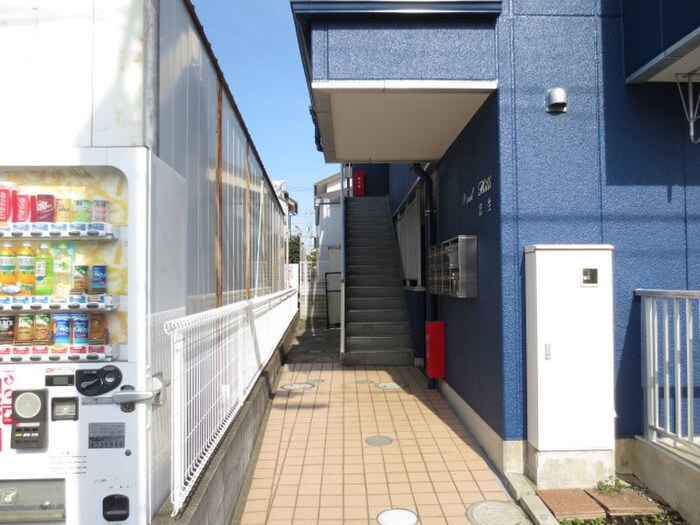 物件外観写真3　(エントランス部分)