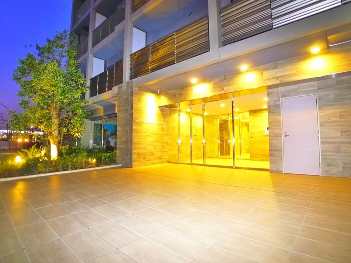 物件外観写真1　(エントランス部分)