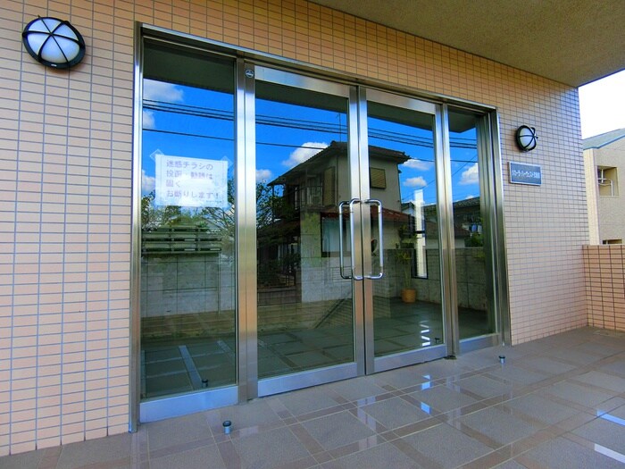物件外観写真3　(エントランス部分)