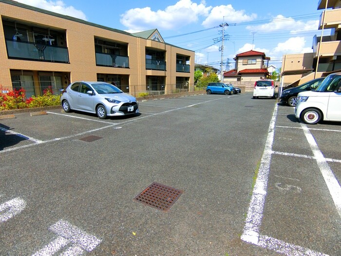 物件外観写真6　(駐車場)