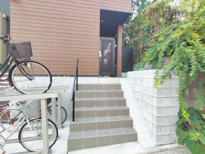 物件外観写真4　(エントランス部分)