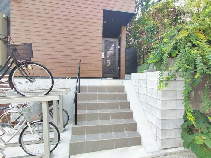 物件外観写真4　(エントランス部分)