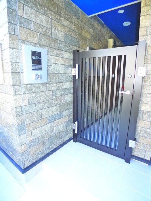 物件外観写真4　(エントランス部分)