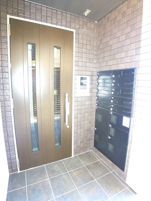 物件外観写真3　(エントランス部分)