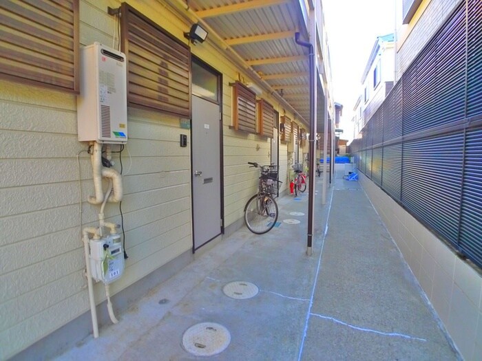 物件外観写真2　(エントランス部分)