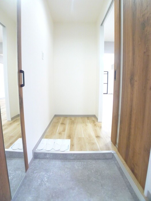 物件内観写真16　(玄関)