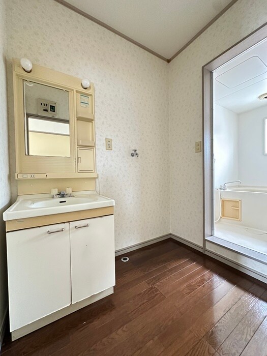 物件内観写真12　(洗濯機置場)