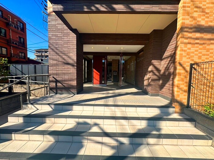 物件外観写真2　(エントランス部分)