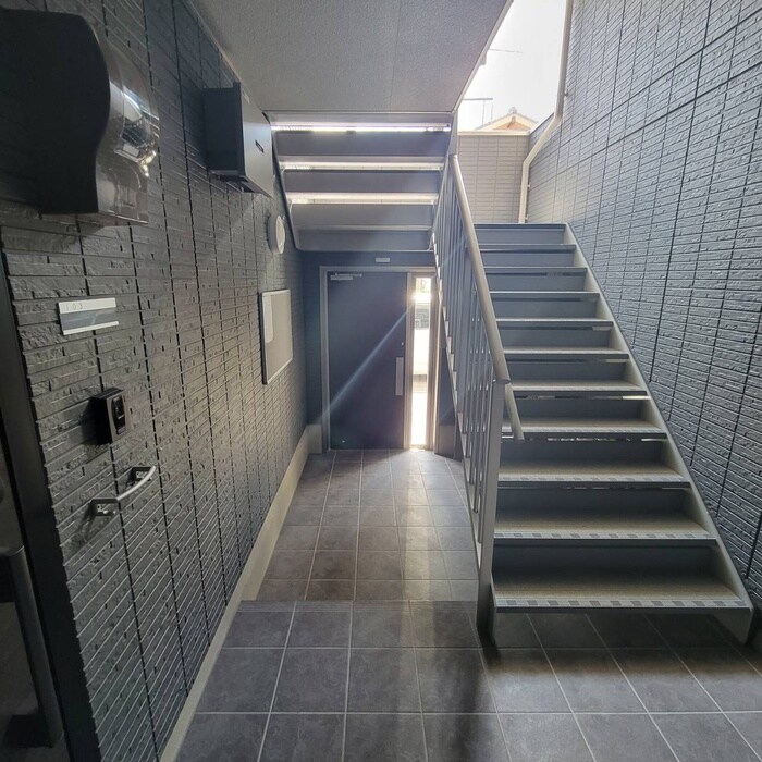 物件外観写真3　(エントランス部分)