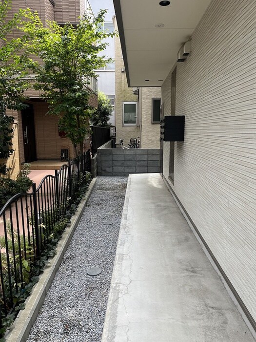 物件外観写真2　(エントランス部分)