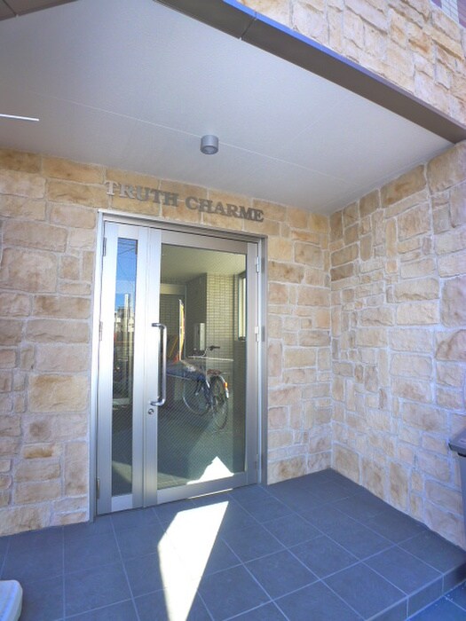 物件外観写真2　(エントランス部分)