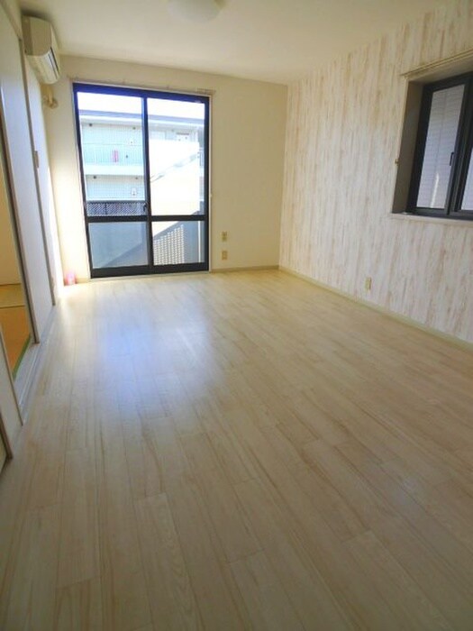 物件内観写真7　(室内からの展望)