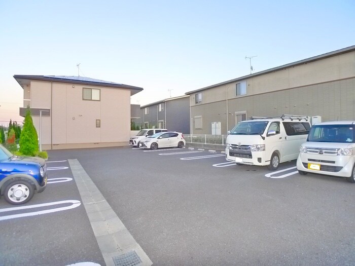 物件外観写真2　(駐車場)