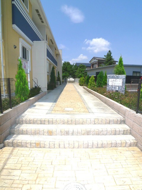 物件外観写真2　(エントランス部分)