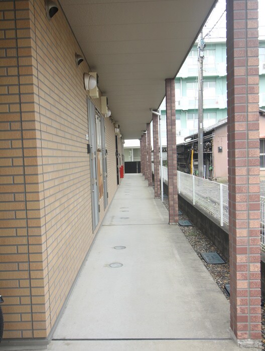 物件外観写真3　(エントランス部分)