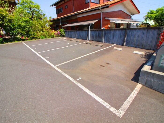 物件外観写真4　(駐車場)
