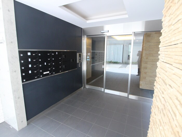 物件外観写真2　(エントランス部分)