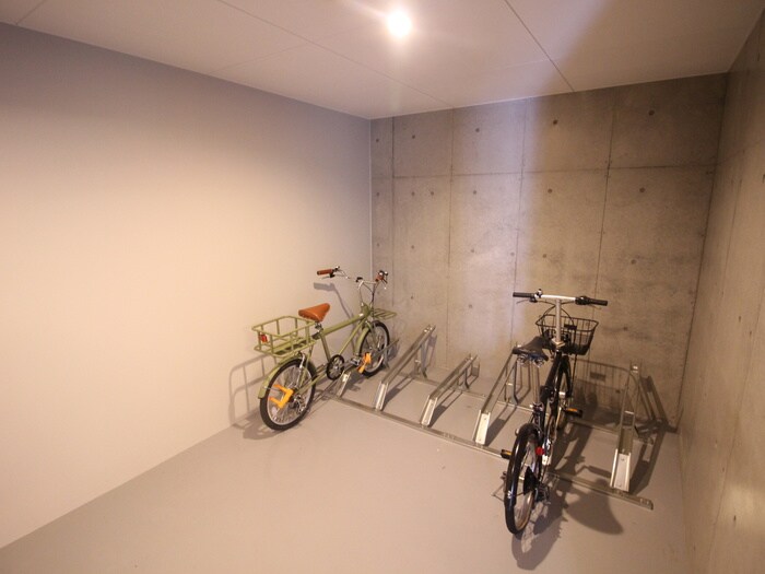 物件外観写真4　(駐輪場)