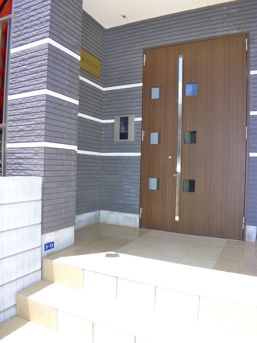 物件外観写真2　(エントランス部分)