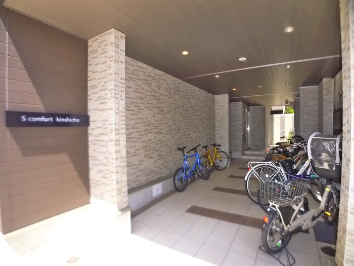 物件外観写真2　(エントランス部分)