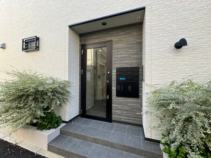 物件外観写真3　(エントランス部分)