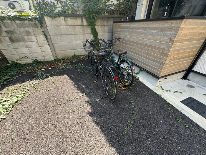 物件外観写真4　(駐輪場)