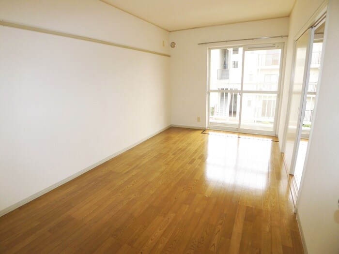 物件内観写真8　(室内からの展望)