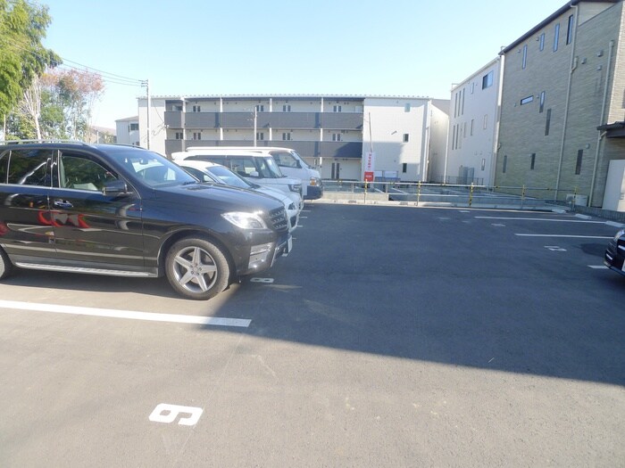 物件外観写真3　(駐車場)