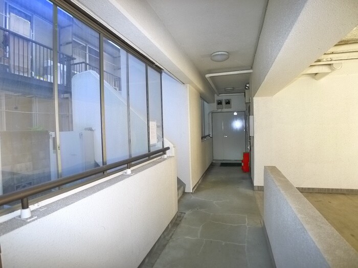 物件外観写真4　(エントランス部分)